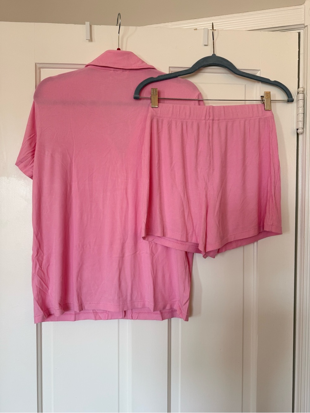 Skims soft lounge short sleeve and shorts set in bubble gum pink - Picture 4 of 4